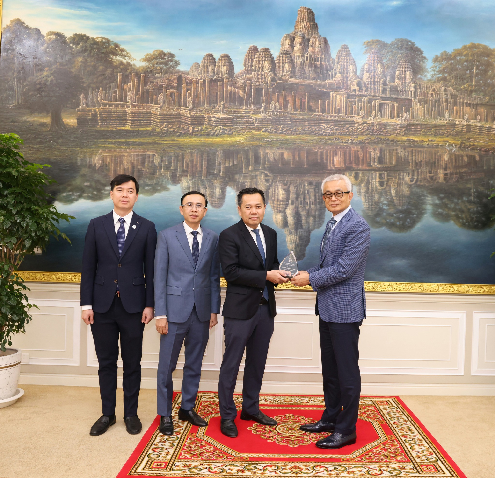 ពានរង្វាន់ “HCM Excellence Award 2025” និង “2026 Brandon Hall Group HR Prediction Champion” នៅក្នុង “កម្មវិធីអភិវឌ្ឍន៍ជំនាញបុគ្គលិកល្អបំផុត